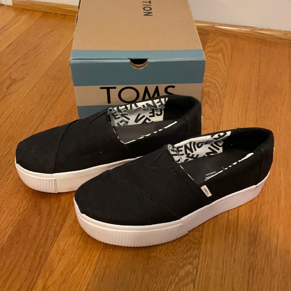 TOMS BLACK CANVAS PLATFORM SHOES